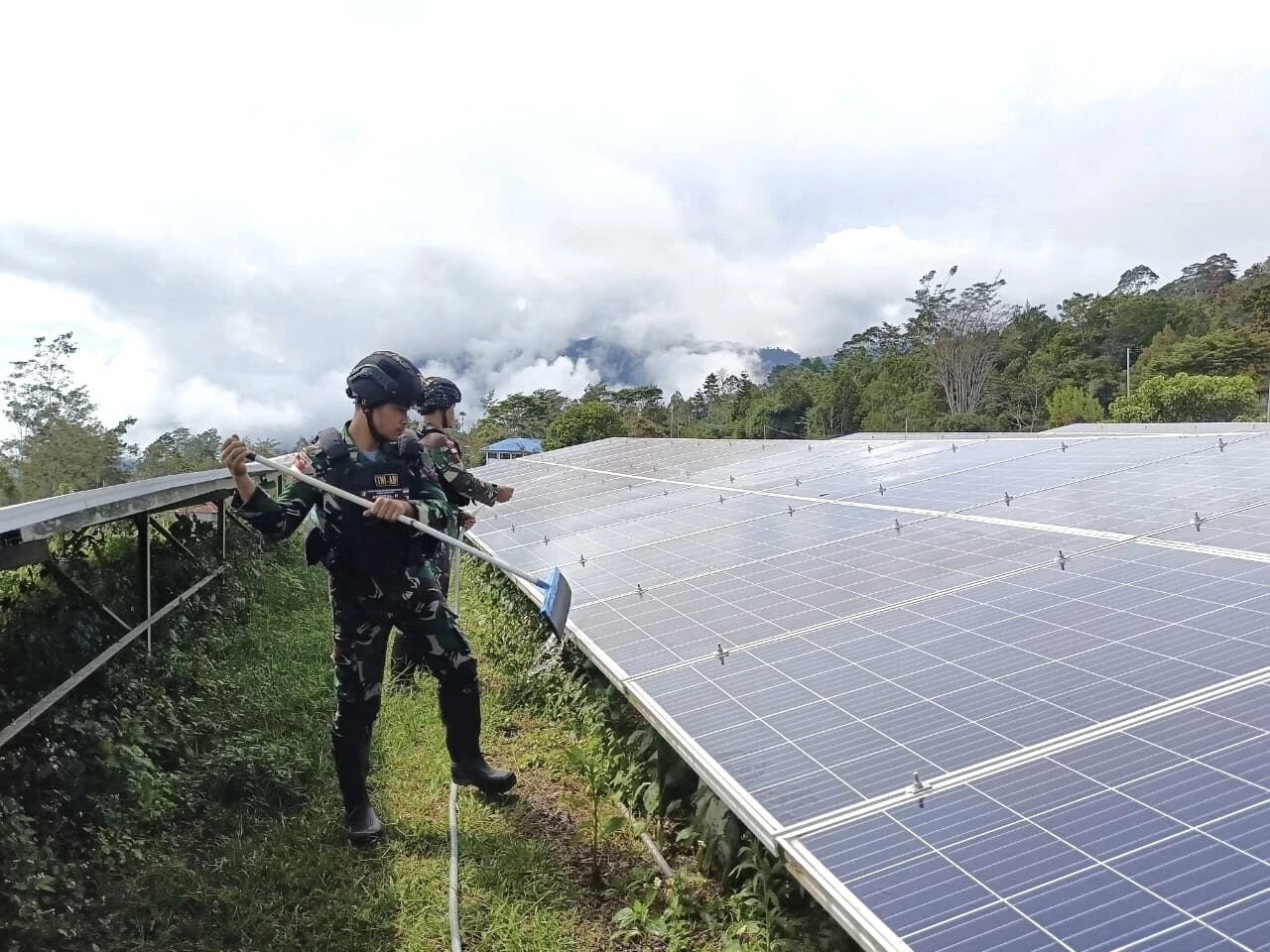Sejumlah prajurit Satgas Yonif Raider 200/BN tengah melakukan pengecekan instalasi Pembangkit Listrik Tenaga Surya (PLTS) di Pos Eragayam, Kabupaten Mamberamo Tengah, Papua Pegunungan, Jumat, 2 Juni 2023. Foto: Dok. TNI AD.