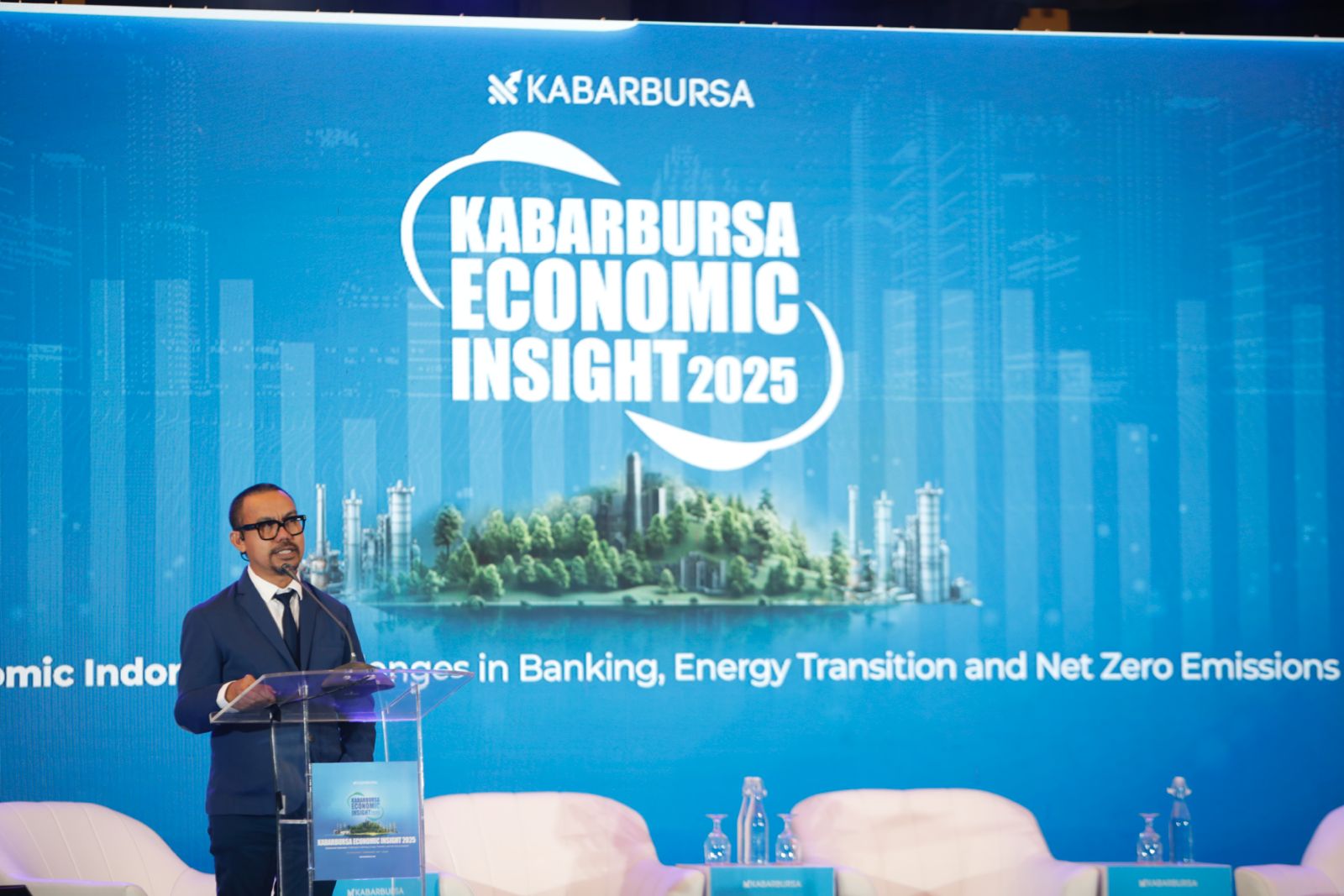 Founder & CEO KabarBursa.com Upi Asmaradhana saat menyampaikan opening remarks dalam KabarBursa Economic Insight (KEI) 2025 dengan tema “Greenomic Indonesia: Challenges in Banking, Energy Transition, and Net Zero Emissions" di Le Meridien, Jakarta Pusat, Rabu, 26 Februari 2025. (Kabarbursa/Abbas Sandji)