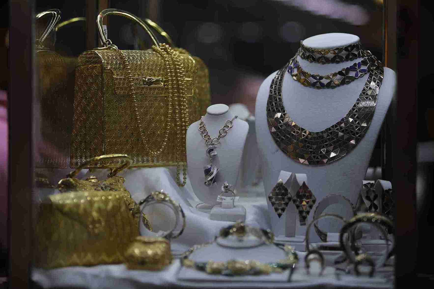 Beragam jenis emas perhiasan ditampilkan dalam pameran Semar Nusantara di Mal Kota Kasablanka, Jakarta Selatan, Rabu, 30 Oktober 2024. (Foto: Kabar Bursa/Abbas Sandji)
