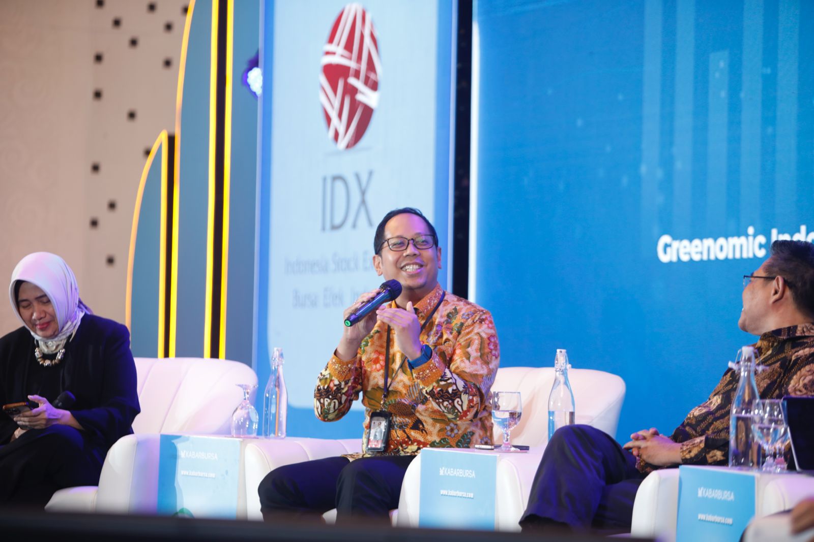 Kepala Divisi Pengembangan Bisnis 2 Bursa Efek Indonesia (BEI), Ignatius Denny Wicaksono, menjelaskan masa depan bursa karbon di Indonesia di acara diskusi KabarBursa Economic Insight 2025 dengan tajuk "Greennomic Indonesia: Challenges is Banking, Energy Transition and Net Zero Emmissions" di Jakarta Pusat pada Rabu, 26 Februari 2025.