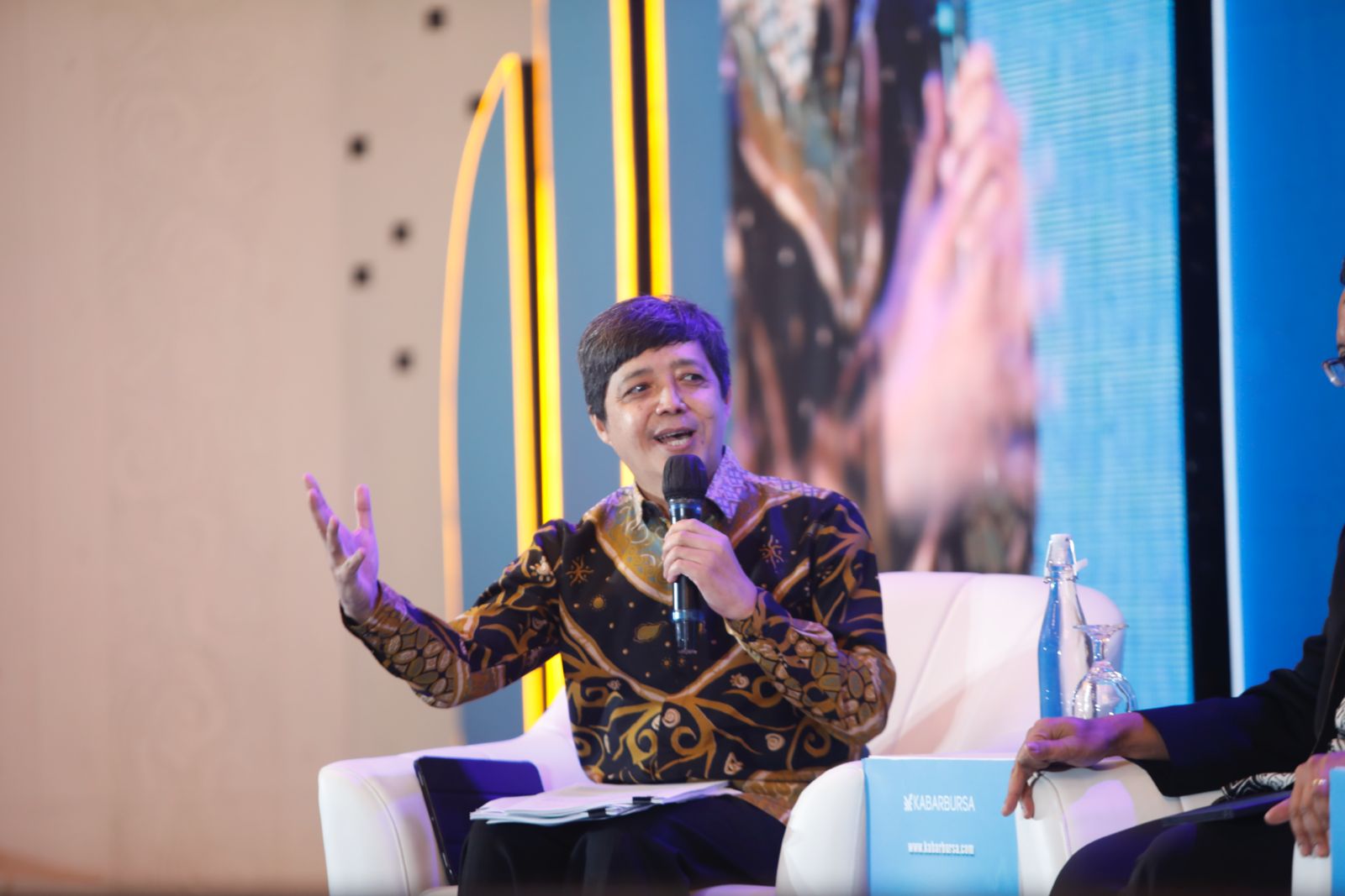 Hendra Gunawan, Direktur Teknik dan Lingkungan Mineral dan Batu Bara, Direktorat Jenderal Mineral dan Batu Bara, Kementerian Energi dan Sumber Daya Mineral (ESDM), saat menyampaikan paparannya dalam KabarBursa Economic Insight (KEI) 2025 di Le Meridien, Jakarta Pusat, Rabu, 26 Februari 2025. (Foto: Kabarbursa/Abbas Sandji)
