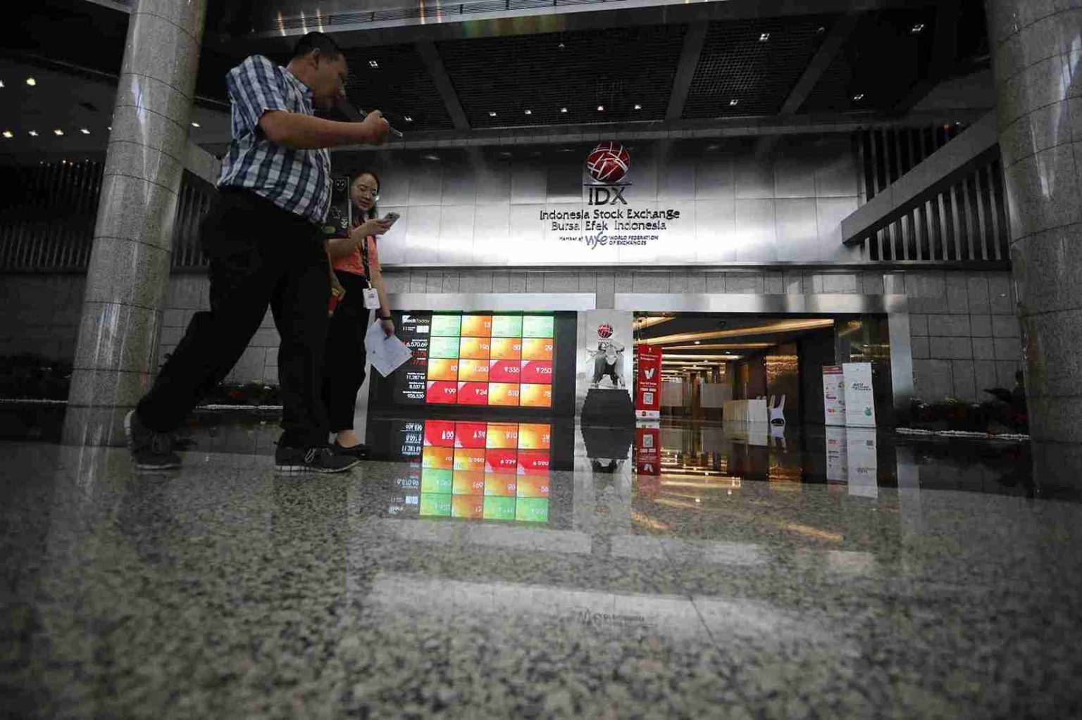 Aktivitas investor di Gedung Bursa Efek Indonesia (BEI). FOTO: Kabar Bursa/Abbas Sandji 