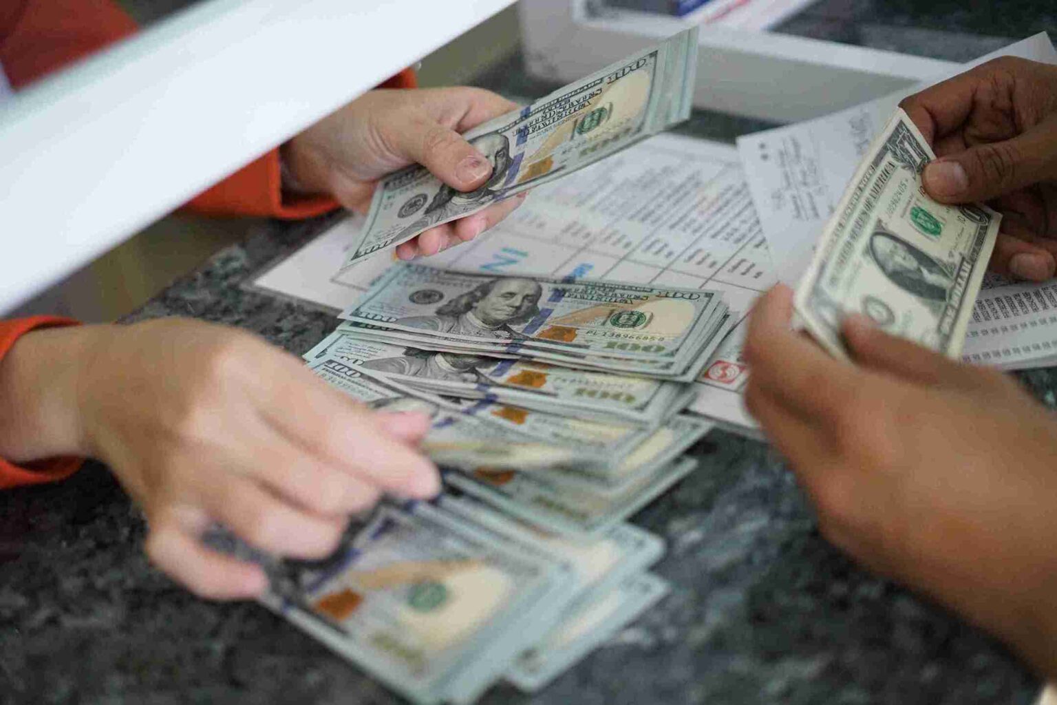 Ilustrasi dolar - Salah seorang pegawai sedang menghitung uang dolar. Foto: Kabar Bursa/Abbas Sandji 