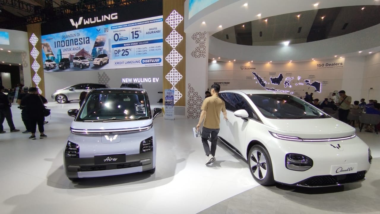 Dua mobil Wuling yang tengah dipamerkan di sebuah acara.