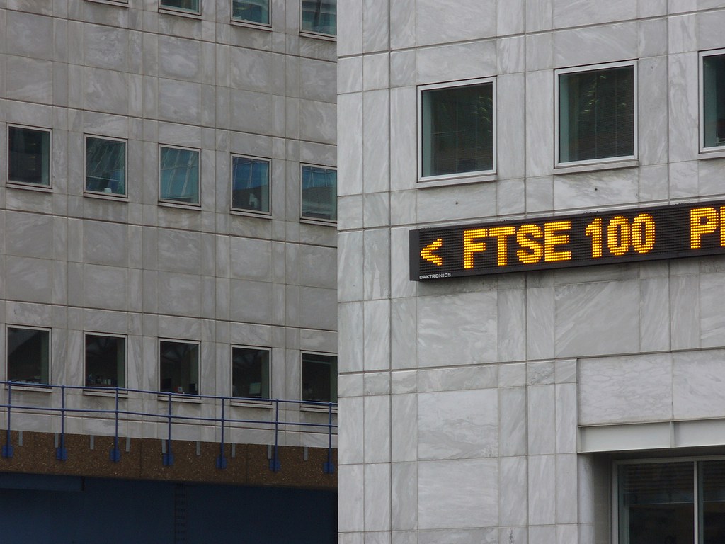 Billboard di sebuah gedung yang menampilkan tulisan FTSE 100. (Foto: flickr)