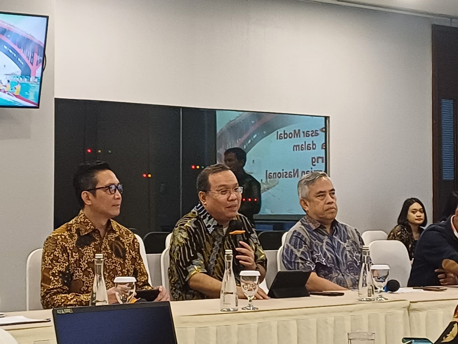 Direktur Pengembangan Bursa Efek Indonesia (BEI) Jeffrey Hendrik (Kiri), Direktur Utama BEI Iman Rachman (Tengah), dan Direktur Pengawasan Transaksi dan Kepatuhan BEI Kristian Manullang di Gedung BEI Jakarta, Jumat, 28 Februari 2025. (Foto: Kabarbursa/Desty Luthfiani)