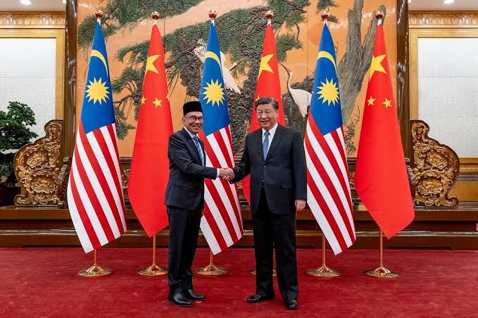 Ilustrasi: Perdana Menteri Malaysia Anwar Ibrahim dan Presiden China Xi Jinping. Foto: Malay Mail.