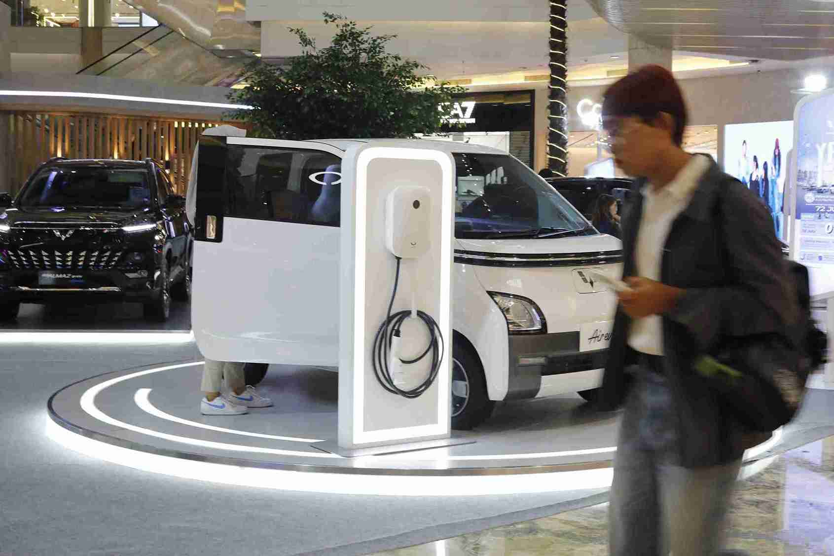 Pengunjung mengamati mobil listrik Wuling Air EV Lite yang dipamerkan di Mal Kota Kasablanka, Jumat, 8 November 2024. (Foto: Kabarbursa/Abbas Sandji)