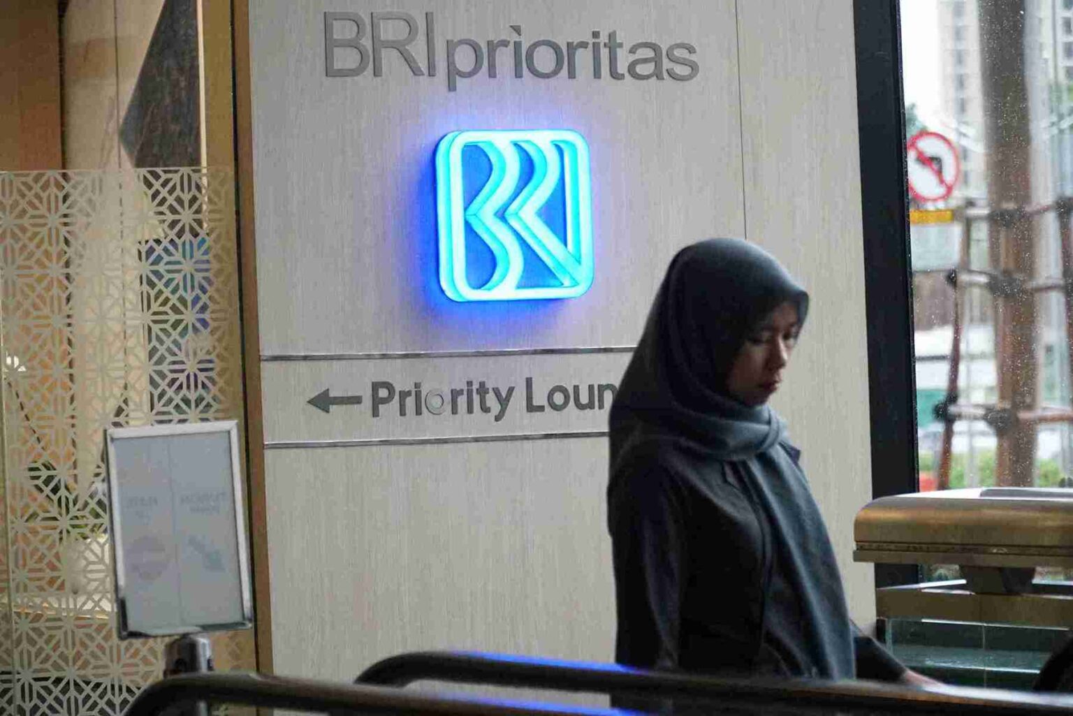 Pengunjung melintas depan Gerai Lounge BRI prioritas di Bursa Efek Indonesia (BEI). (Foto: Kabar Bursa/Abbas Sandji)