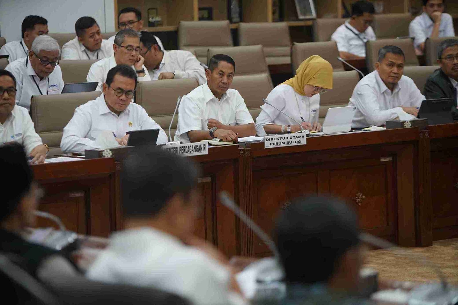 Direktur Utama Perum Bulog, Mayor Jenderal TNI Novi Helmy Prasetya (tengah), saat Rapat Dengar Pendapat (RDP) dengan Komisi IV DPR RI di Gedung Nusantara, Jakarta, Senin, 3 Maret 2025. Dalam rapat ini, Bulog melaporkan stok beras nasional yang mencapai 1,95 juta ton serta kesiapan dalam menghadapi bulan Ramadan dan Idulfitri. Foto: KabarBursa/Abbas Sandji.