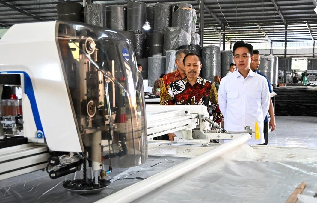 Wakil Presiden Gibran Rakabuming meninjau proses produksi di salah satu pabrik di Wonogiri, Jawa Tengah, pada 27 Desember 2024. Kunjungan ini bagian dari upaya mendorong sektor manufaktur demi menjaga pertumbuhan ekonomi nasional.