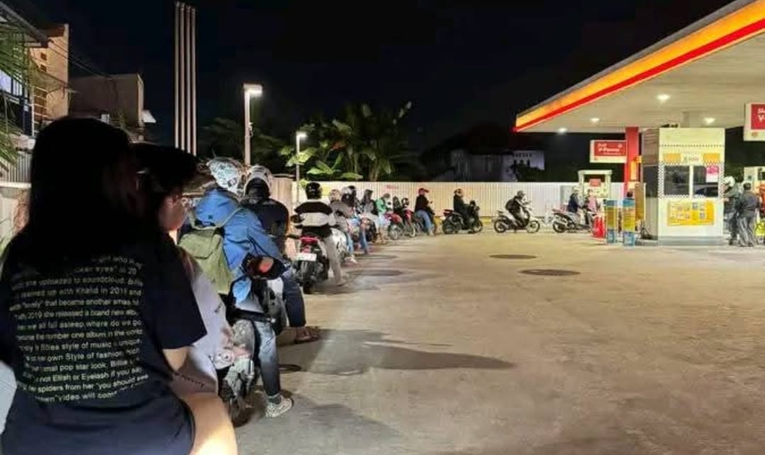 Stasiun Pengisian Bahan Bakar Umum (SPBU) Shell ramai diserbu pembeli. (Foto: Ist)