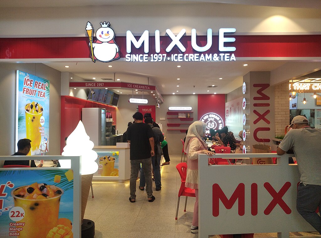 Sebuah gerai Mixue di Supermall Karawaci, Tangerang. (Foto: Wikimedia Commons)