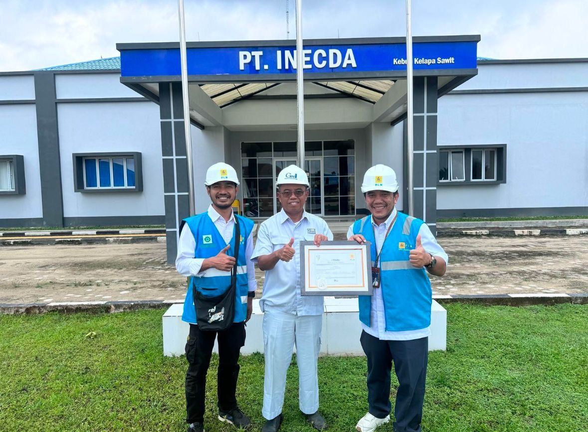Perwakilan PLN Unit Induk Distribusi (UID) Riau dan Kepulauan Riau menyerahkan sertifikat Renewable Energy Certificate (REC) kepada PT Inecda Plantation di Indragiri Hulu, Riau. Foto: Dok. PLN.