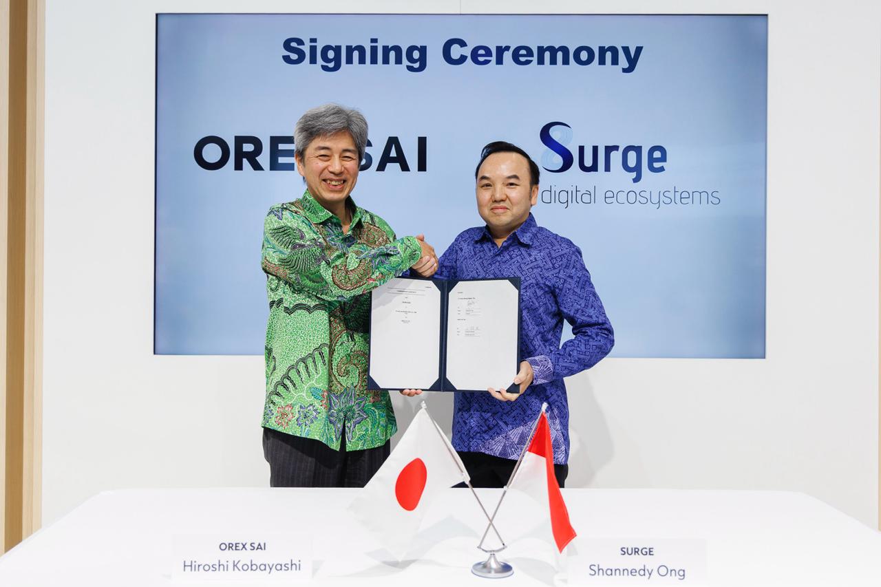 Hiroshi Kobayashi, President and CEO of OREX SAI (memakai batik hijau) dan Shannedy Ong , Director of SURGE (memakai batik unggu). Foto: Dok WIFI