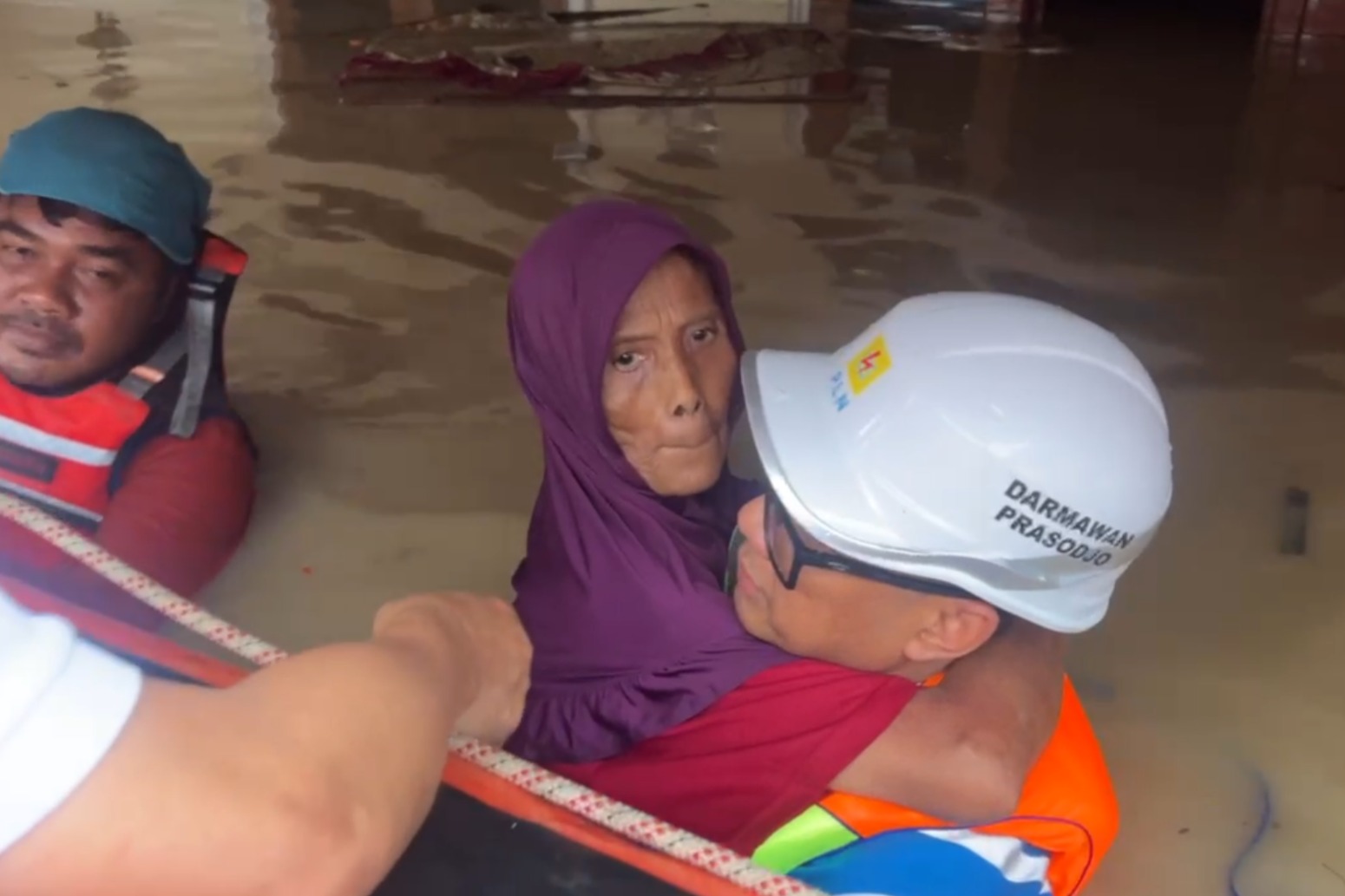 Evakuasi warga oleh para petugas PLN. Foto: Sok PLN