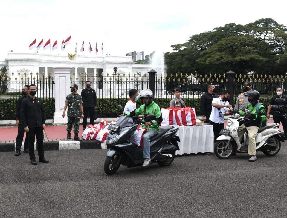 Ilustrasi: Pekerja ojol di depan Istana Negara, Jakarta Pusat. Foto: Dok. Setneg.