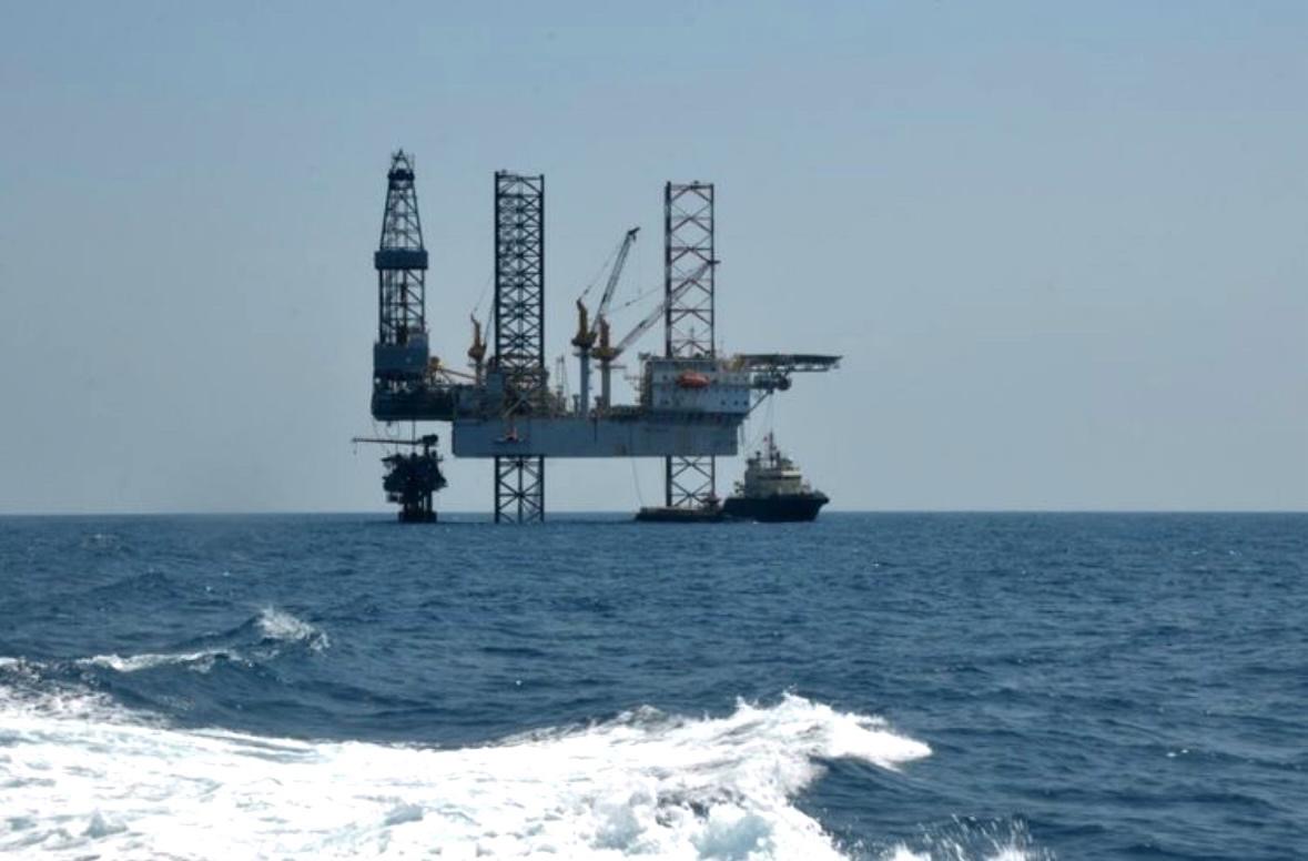 lustrasi pengeboran minyak di laut lepas. Foto: Dok. Pertamina.