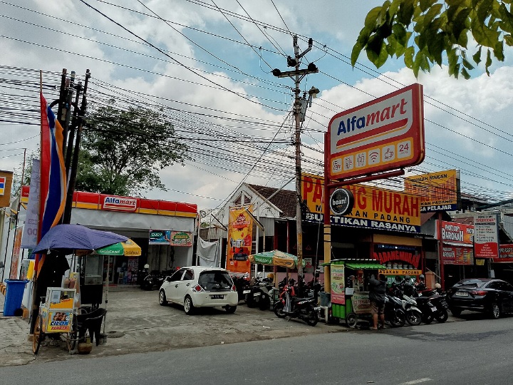 Salah satu gerai Alfamart (Foto: Wikimedia Commons)