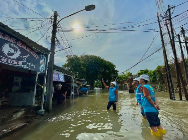 Tim PLN memastikan jaringan listrik di wilayah Jabodetabek kembali normal pascabanjir. (Foto: doc PLN)