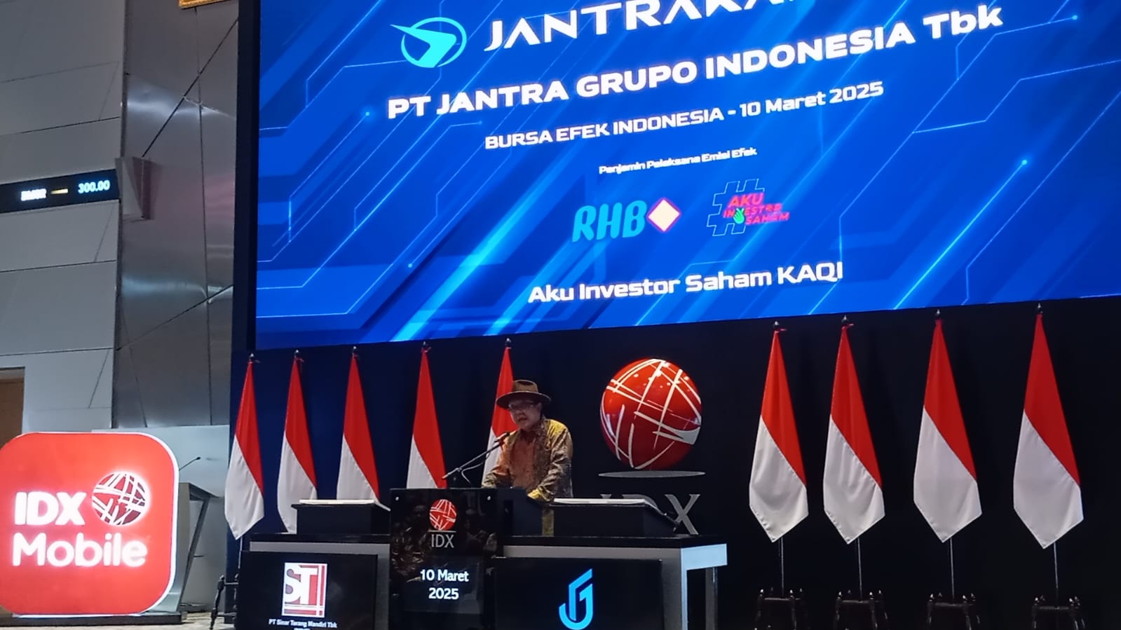 Direktur PT Jantra Grupo Tbk atau dalam kode saham KAQI, Iman Sujono memberikan sambutan dalam acara penawaran umum saham perdana (IPO) di Main Hall BEI, Jakarta pada Senin, 10 Maret 2025. Desty Luthfiani /KabarBursa.com