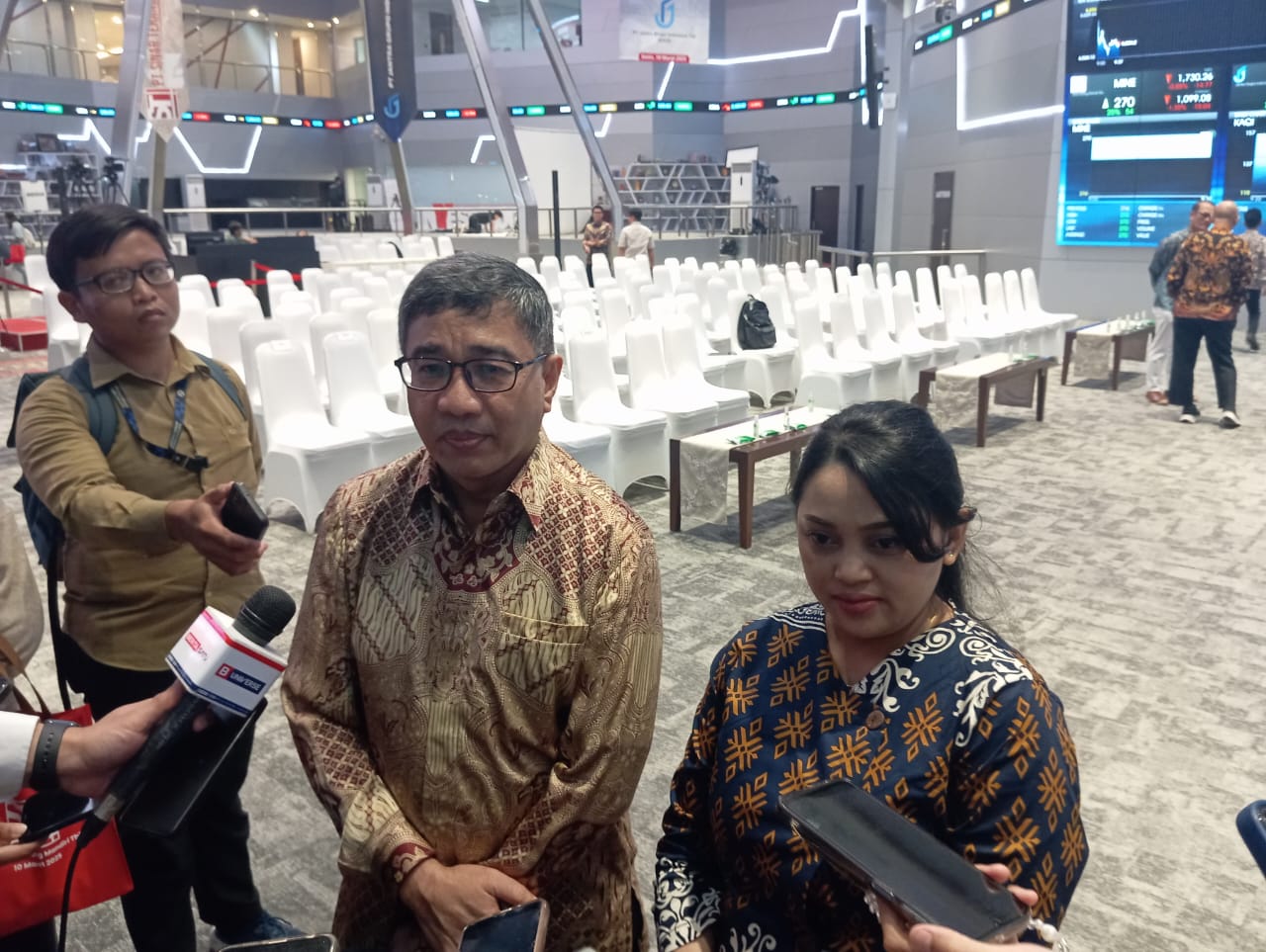 Dari kiri Komisaris Independen PT Jantra Grupo Tbk (KAQI), Beni Hendrawan dan Sekretaris KAQI, Yustina Anggraeni usai penawaran umum perdana saham (IPO) di Main Hall BEI, Jakarta pada Senin, 10 Maret 2025. Desty Luthfiani/KabarBursa.com