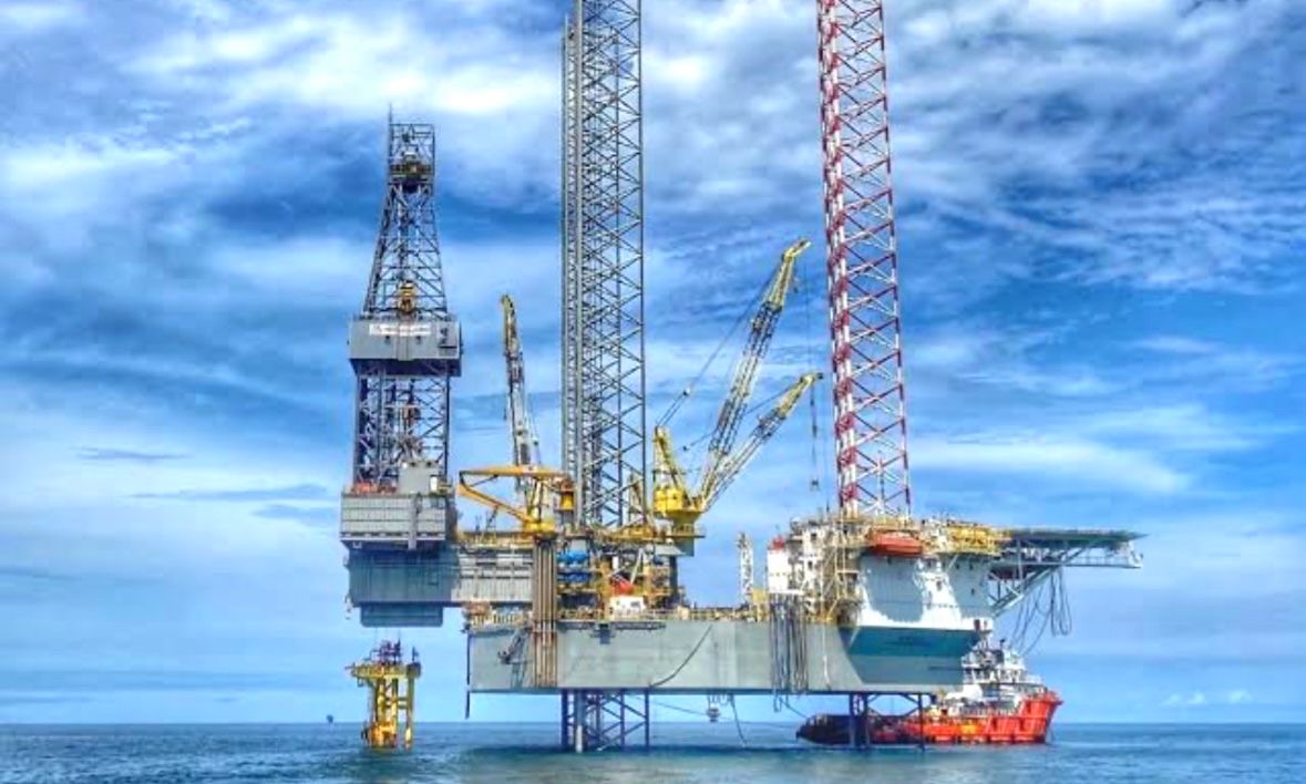 Sebuah anjungan lepas pantai sedang beroperasi di tengah laut yang menjadi bagian dari industri minyak. Foto: Dok. Pertamina.