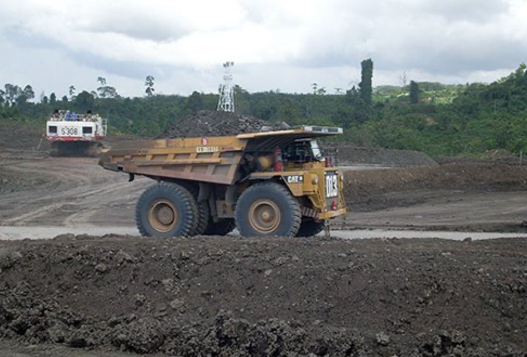 Sebuah truk tambang berkapasitas besar mengangkut batu bara di salah satu lokasi pertambangan di Indonesia. Foto: Dok. ESDM.