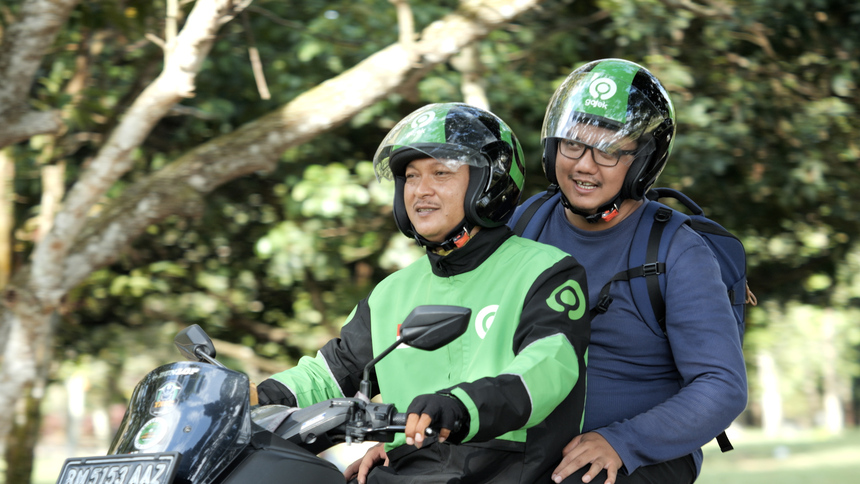 Ilustrasi pengemudi ojek online (ojol) Gojek tengah mengobrol dengan penumpangnya. (Foto: Dok. GoTo)