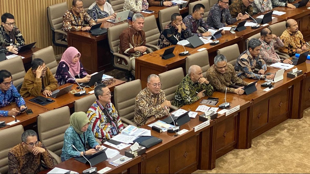 Direktur Utama PT Perusahaan Gas Negara Tbk (PGN), Arief Setiawan Handoko (berbatik cokelat, tengah), menghadiri rapat bersama Komisi VI DPR RI di Kompleks Parlemen, Jakarta Pusat, Rabu, 12 Maret 2025. Foto: KabarBursa/Dian Finka.