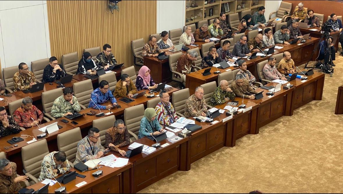 Direktur Utama PT Perusahaan Gas Negara Tbk (PGN), Arief Setiawan Handoko (berbatik cokelat, tengah), menghadiri rapat bersama Komisi VI DPR RI di Kompleks Parlemen, Jakarta Pusat, Rabu, 12 Maret 2025. Foto: KabarBursa/Dian Finka.