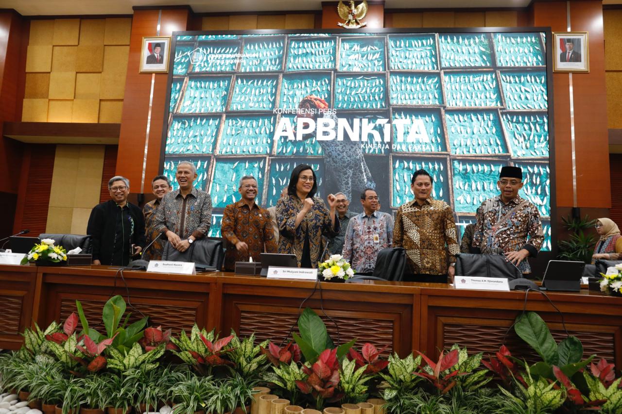 Menteri Keuangan Sri Mulyani Indrawati bersama Wakil Menteri Keuangan I Suahasil Nazara, Wamenkeu II Thomas Djiwandono, dan Wamenkeu III Anggito Abimanyu dalam konferensi pers APBN KiTa di Kementerian Keuangan, Jakarta Pusat, Kamis, 13 Maret 2025. (Foto: Kabarbursa/Abbas Sandji)