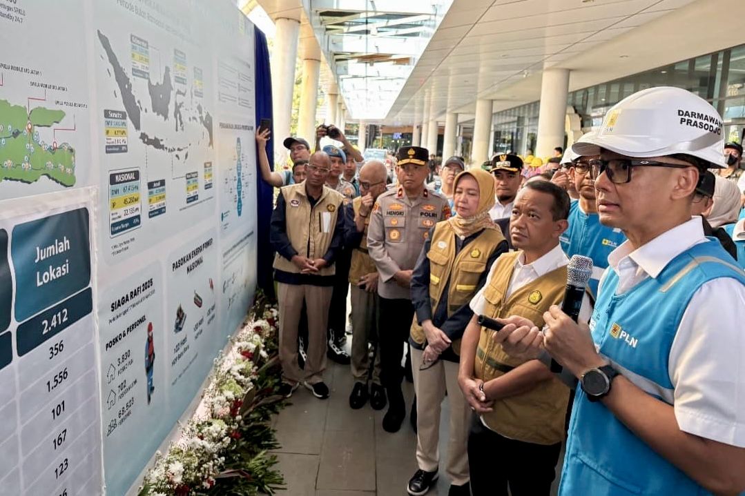 Menteri ESDM bersama Direktur Utama PLN Kunjungi SPKLU yang ada di Pelabuhan Merak, Banten. Foto: dok PLN