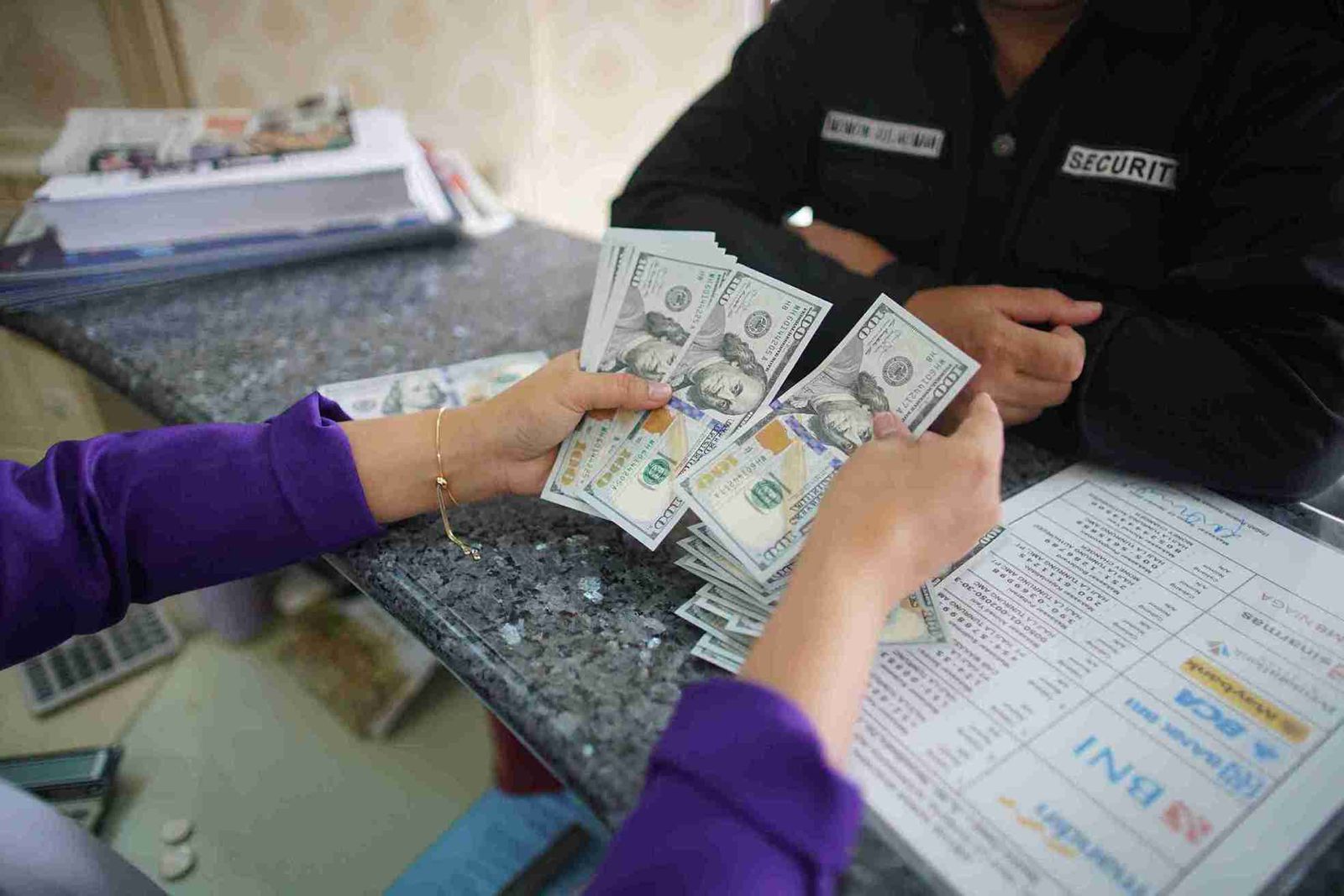 Dolar AS ikut menguat, seiring penguatan rupiah pada penutupan perdagangan hari ini. Foto: Kabar Bursa/Abbas Sandji