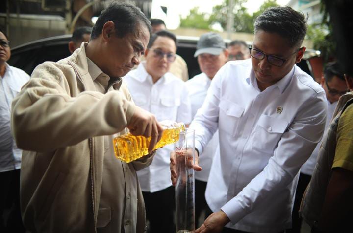 Mentan Andi Amran Sulaiman saat melakukan sidah Minyakita di Surabaya. (Foto: Istimewa)
