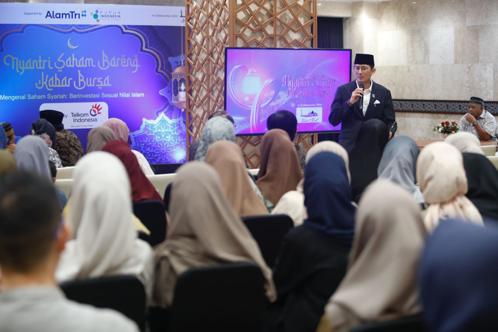 Penguasaha dan investor Indonesia, Sandiaga Uno, memberikan materi tentang investasi dalam sesi Expert Speech di Nyantri Saham Bareng Kabar Bursa di Masjid Istiqlal, Jakarta Pusat, Sabtu, 15 Maret 2025. (Foto: Kabarbursa/Abbas Sandji)