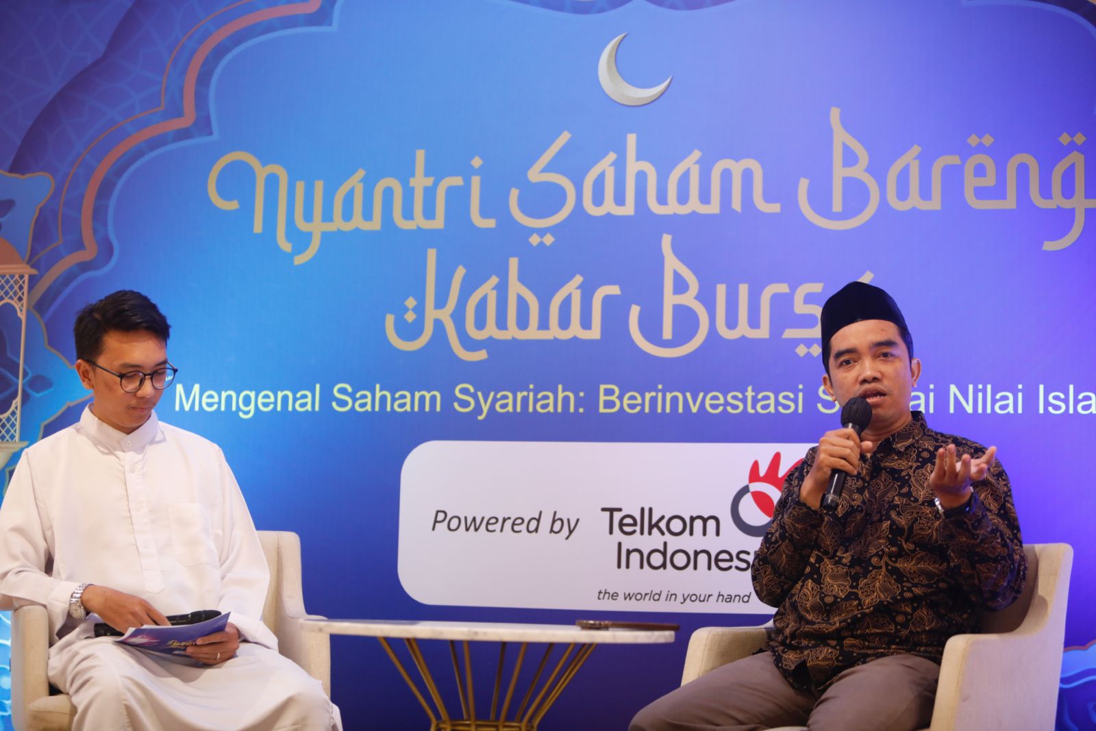 Pendiri Komunitas Syariah Saham Asep Muhammad Saepul Islam menjelaskan terkait dengan saham syariah di acara Nyantri Saham Bareng Kabar Bursa di Masjid Istiqlal, Jakarta, Sabtu, 15 Maret 2025. (Foto: Kabar Bursa/Abbas S)