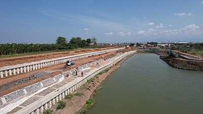 Pekerja menyelesaikan proyek pembangunan tanggul beton di sepanjang bantaran sungai sebagai pengendali banjir dari proyek infrastruktur PT Wijaya Karya Beton Tbk (WTON) di daerah Kencing, Kudus. Dok. WTON.