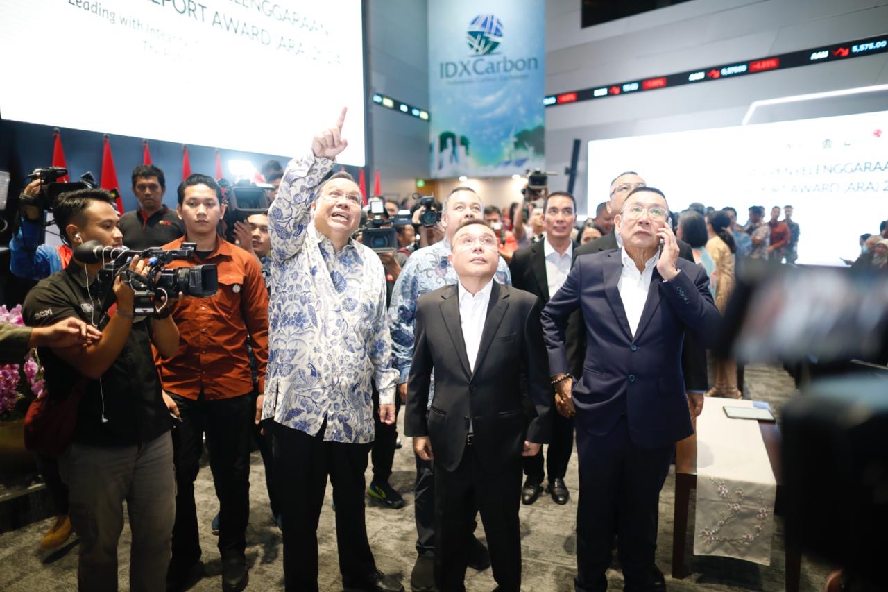 Wakil Ketua DPR RI Sufmi Dasco Ahmad bersama Ketua Komisi XI DPR Misbakhun dan sejumlah anggota Komisi XI mendatangi Bursa Efek Indonesia (BEI) pada Selasa, 18 Maret 2025, usai IHSG terjun bebas lebih dari 6 persen. Foto: KabarBursa/Abbas Sandji.