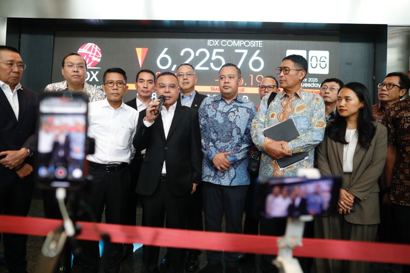 Wakil Ketua DPR RI Sufmi Dasco Ahmad bersama Direktur Utama Bursa Efek Indonesia (BEI) Iman Rachman dan Kepala Eksekutif Pengawas Pasar Modal, Keuangan, Derivatif dan Bursa KarbonOtoritas Jasa Keuangan (OJK) Inarno Djajadi di BEI, Jakarta Pusat, Selasa, 18 Maret 2025. (Foto: Kabarbursa/Abbas Sandji)