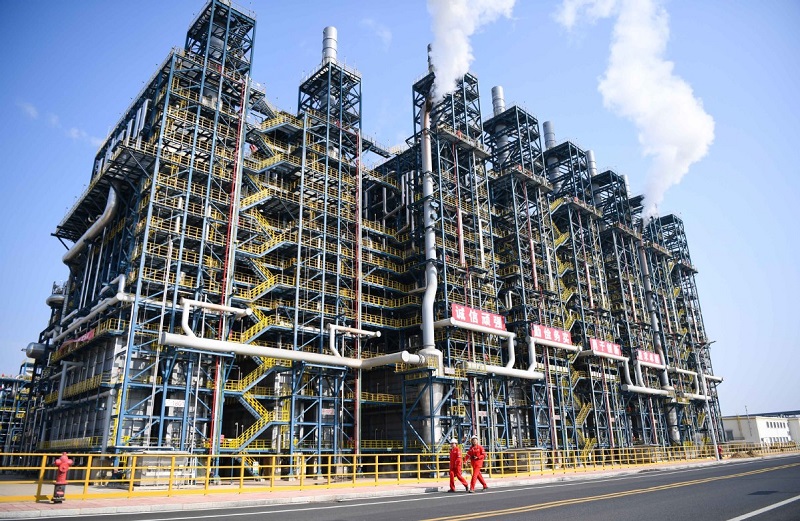 Fasilitas kilang terintegrasi dari Sinopec Guangdong Oil Products Co mulai beroperasi di Jieyang, provinsi Guangdong, pada bulan Maret 2024. Foto: China Daily.