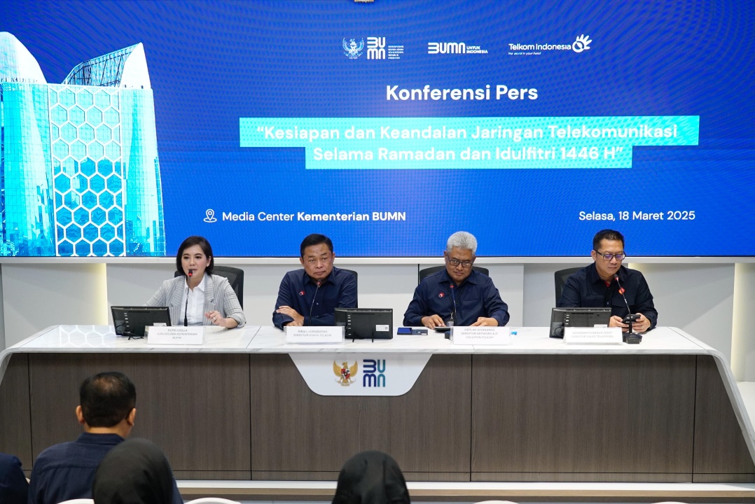 Konferensi Pers dipandu oleh Juru Bicara Kementerian BUMN RI Putri Violla dan turut dihadiri Direktur Network and IT Solution Telkom Herlan Wijanarko, serta Direktur Sales Telkomsel Adiwinahyu Basuki Sigit. (Foto: Dok. Telkom Indonesia)