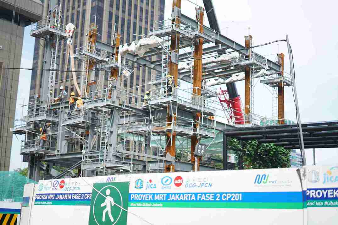 Konstruksi Pembangunan Stasiun MRT di Thamrin. Pembangunan tersebut bagian dari Proyek MRT Jakarta Fase 2 CP201. foto: KLabar Bursa/Abbas Sandji.