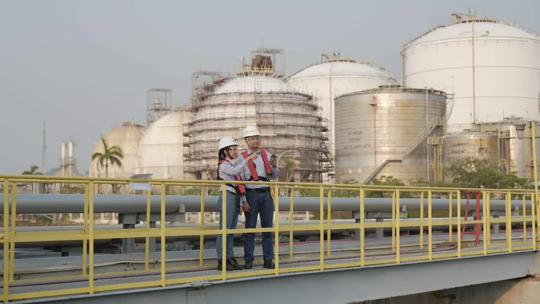 Para pekerja Chandra Asri tengah melakukan inspeksi di fasilitas petrokimia, memastikan keamanan dan efisiensi operasional. (Foto: Dok. Chandra Asri)