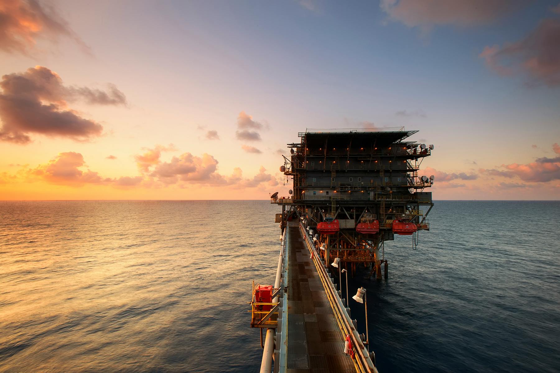 Ilustrasi sebuah titik pengeboran minyak di tengah laut. (Foto: Pexels/Umar Affan)