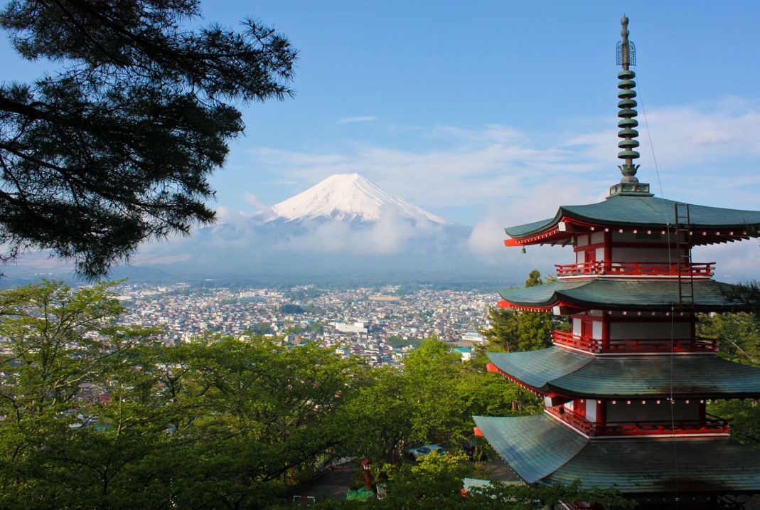 Ilustrasi: Gunung Fuji berdiri megah dengan latar langit biru dan kabut tipis yang menyelimuti lerengnya. Foto: Nishimachi.ac.jp.