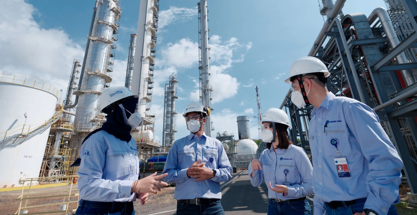 Tim Chandra Asri berdiskusi di area pabrik petrokimia sebagai bagian dari upaya inovasi dan pengembangan industri. (Foto: Dok. Chandra Asri)