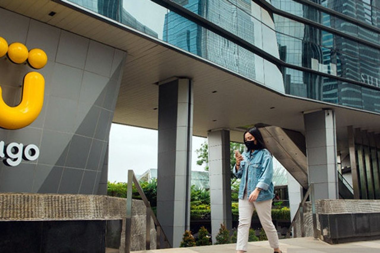 Seorang pejalan kaki melintas di depan gedung PT Bank Jago Tbk. Foto: Dok ARTO.