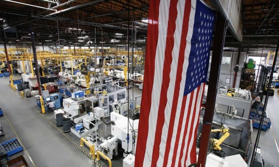 Suasana dalam pabrik manufaktur di Amerika Serikat yang menggambarkan aktivitas industri di tengah tekanan ekonomi. Foto: The Manufacturing Institute.