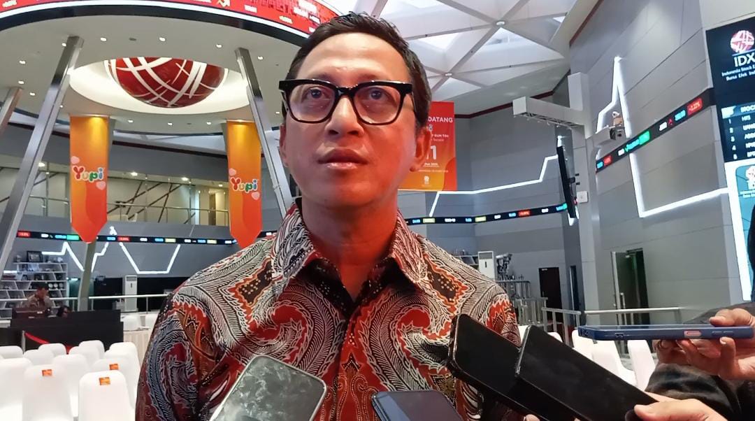 President Director Mandiri Sekuritas, Oki Ramadhana sebagai lembaga penjamin melantainya PT Yupi Indo Jelly Gum Tbk (YUPI) ke pasar modal pada Selasa, 25 Maret 2025. Foto: Kabar Bursa/Desty Luthfiani 